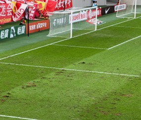 星空体育-草坪如菜地！对手热身被绊倒，媒体人集体吐槽：业余比赛业余场地